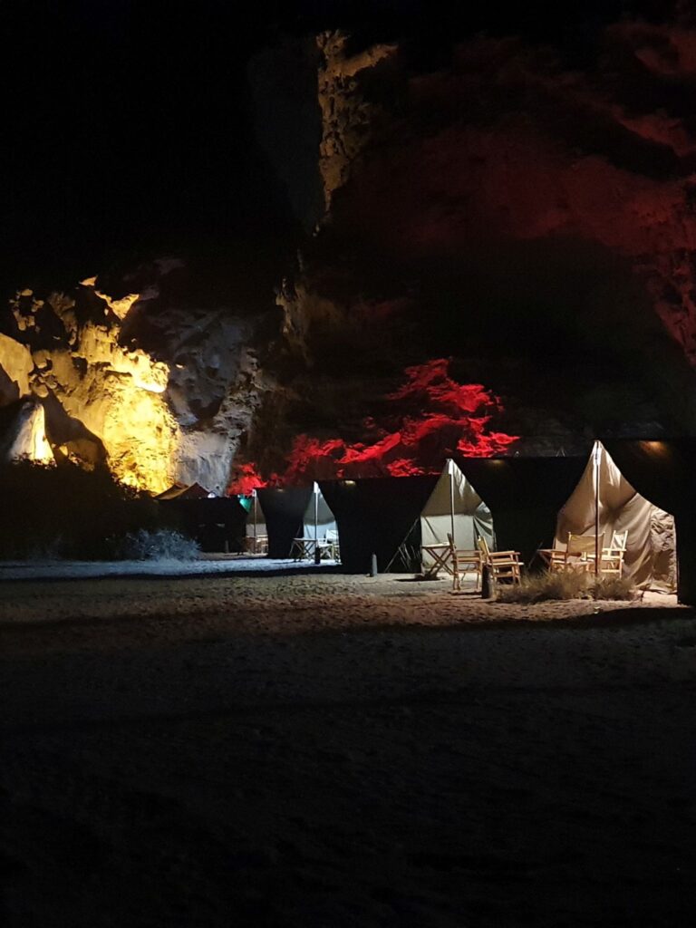 Aussergewöhnliches Zeltcamp by night